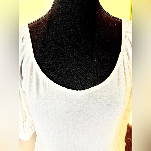 Romantic V-neck white tee w/empire peplum, puff elastic sleeves w/flair trim 🤍 - Picture 4 of 9